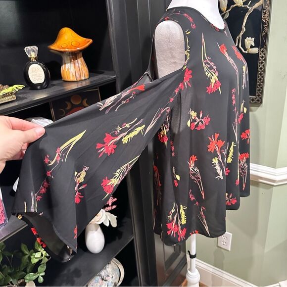 Vince Camuto Cold Shoulder Botanical Print Blouse – Size M - Picture 6 of 11